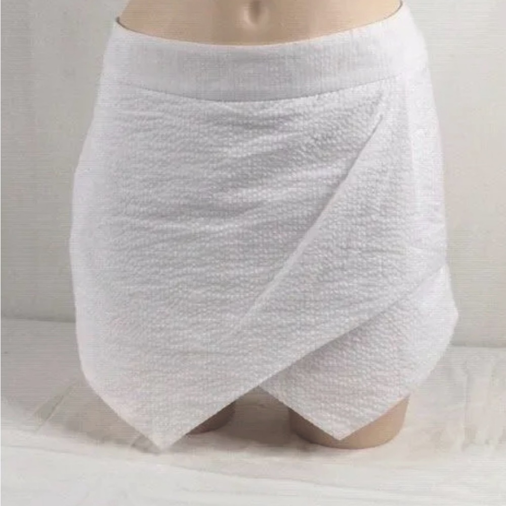 AQUA White Seersucker Skort Size S